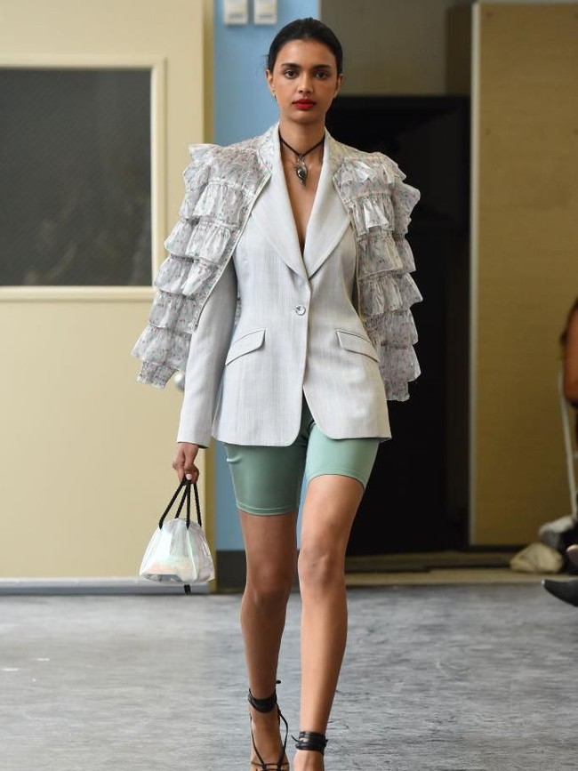 Di luar fungsinya untuk olahraga, celana sepeda bisa jadi andalan sebagai pelengkap gaya formal dengan styling tertentu. Setidaknya begitu kesan yang muncul dari koleksi para desainer. Di New York Fashion Week, ada Maryam Nassir Zadeh yang mengeluarkan modelnya dengan celana sepeda berpalet pastel beserta atasan berupa blazer berhiaskan detail fringe yang glamor. (Foto: Getty Images)