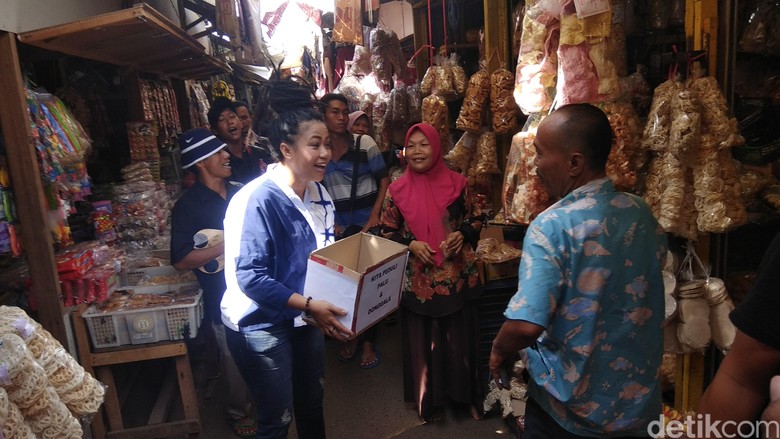Peduli Sulteng, Pedangdut Pantura Ngamen di Pasar Cirebon Peduli Sulteng, Pedangdut Pantura Ngamen di Pasar Cirebon