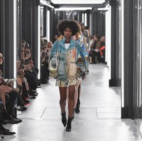 Fashion Show Louis Vuitton menjadi penutup manis Paris Fashion Week Spring 2019. Terlepas dari koleksi yang menawan rancangan Direktur Kreatif Louis Vuitton Nicolas Ghesquière itu, sorotan juga tertuju pada model yang di antaranya adalah transgender. (Foto: Pascal Le Segretain/Getty Images)