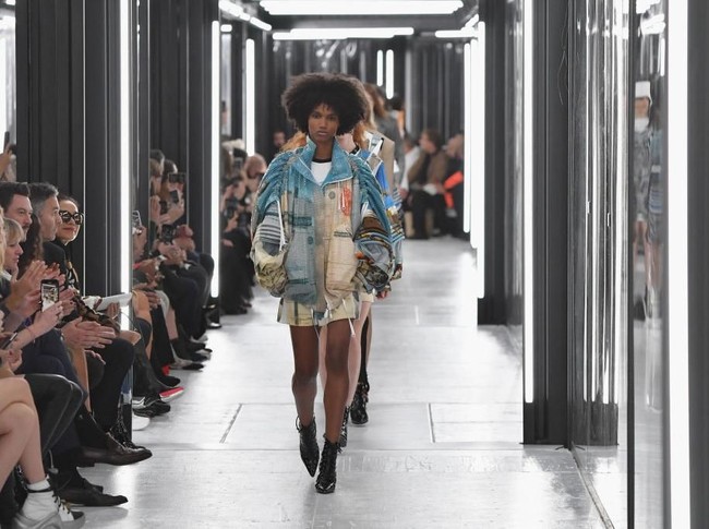 Fashion Show Louis Vuitton menjadi penutup manis Paris Fashion Week Spring 2019. Terlepas dari koleksi yang menawan rancangan Direktur Kreatif Louis Vuitton Nicolas Ghesquière itu, sorotan juga tertuju pada model yang di antaranya adalah transgender. (Foto: Pascal Le Segretain/Getty Images)