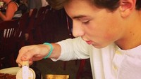Berasal dari Toronto, Kanada, jelas Shawn tidak bisa melepaskan sirup mapple khas sana ketika sedang menikmati sarapan pancakenya. Foto: Instagram @shawnmendes