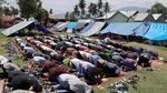 Suasana Salat Jumat di Pengungsian Kota Palu