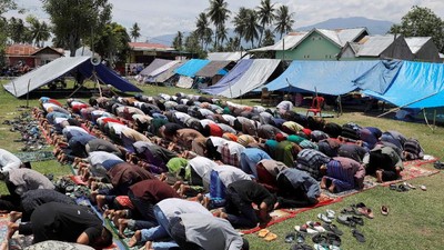 Suasana Salat Jumat di Pengungsian Kota Palu
