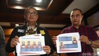 Kasubdit I Direktorat Tindak Pidana Siber Bareskrim Polri, Kombes Dani Kustoni menunjukkan foto pelaku.