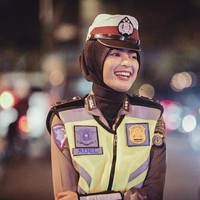 Kecantikan Adelia membius banyak orang. Ia dianggap masih cocok jadi anak SMP. Foto-fotonya pun viral. Foto: Instagram/adelianirwanaa