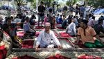 Warga Palu Gelar Salat Jumat di Pengungsian