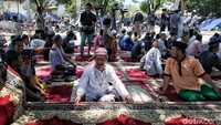 Warga tampak mempersiapkan sajadah yang akan digunakan untuk Salat Jumat di halaman Masjid Agung kota Palu, Sulawesi Tengah.