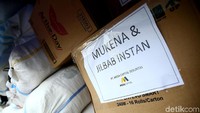 Logistik terdiri dari sembako sampai pakaian.