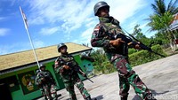 Satu persatu prajurit TNI ini meningggalkan markas untuk melakukan ekspedisi.