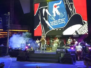 Penonton Histeris Ariel NOAH Manggung di Konser Amal Palu dan Donggala