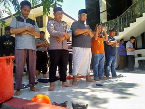Salat Jumat Pertama Warga Palu Usai Gempa dan Tsunami