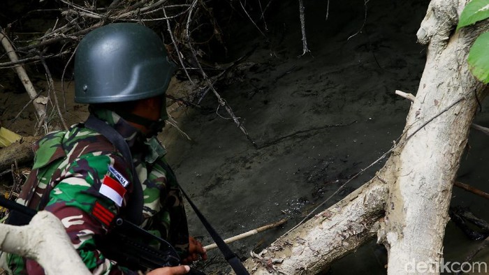 Tim Tapal Batas detikcom bersama prajurit TNI membelah hutan di kawasan terdepan Indonesia menuju mata air panas di Kampung Mosso, Jayapura.