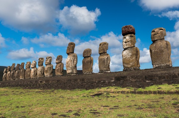 Yang tak kalah menarik dari Chile adalah Patung Moai yang dapat dijumpai di Easter Island. Asal dari patung ini pun begitu misterius (Discover Chile) Yang tak kalah menarik dari Chile adalah Patung Moai yang dapat dijumpai di Easter Island. Asal dari patung ini pun begitu misterius (Discover Chile)