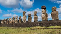 Yang tak kalah menarik dari Chile adalah Patung Moai yang dapat dijumpai di Easter Island. Asal dari patung ini pun begitu misterius (Discover Chile)