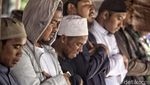 Warga Palu Gelar Salat Jumat di Pengungsian