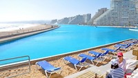 Salah satu kolam renang terbesar di dunia, yang merupakan fasilitas resor San Alfonso del mar, Chile. Luasnya 20 hektar dengan kedalaman mencapai 35 meter (San Alfonso del Mar)