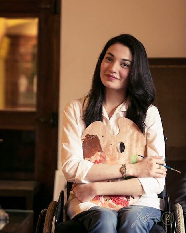 Saat hanya bisa berbaring di tempat tidur selama dua tahun, Muniba merasa begitu tidak berdaya. Dia sampai memotong pendek rambutnya karena begitu seringnya kusut di sisir. Namun kondisi tersebut tidak membuatnya menyerah. Dia mulai mencoba melukis saat hanya bisa berbaring saja di tempat tidur. Hingga suatu hari seorang gubernur datang menjenguknya dan membeli semua karya lukisnya. Sejak saat itulah sosoknya menjadi populer dan karya seninya disukai orang. Lukisannya bertemakan tentang wanita Pakistan dan bagaimana seorang wanita mengejar mimpinya. Foto: Instagram @muniba.mazari