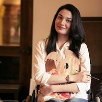 Saat hanya bisa berbaring di tempat tidur selama dua tahun, Muniba merasa begitu tidak berdaya. Dia sampai memotong pendek rambutnya karena begitu seringnya kusut di sisir. Namun kondisi tersebut tidak membuatnya menyerah. Dia mulai mencoba melukis saat hanya bisa berbaring saja di tempat tidur. Hingga suatu hari seorang gubernur datang menjenguknya dan membeli semua karya lukisnya. Sejak saat itulah sosoknya menjadi populer dan karya seninya disukai orang. Lukisannya bertemakan tentang wanita Pakistan dan bagaimana seorang wanita mengejar mimpinya. Foto: Instagram @muniba.mazari