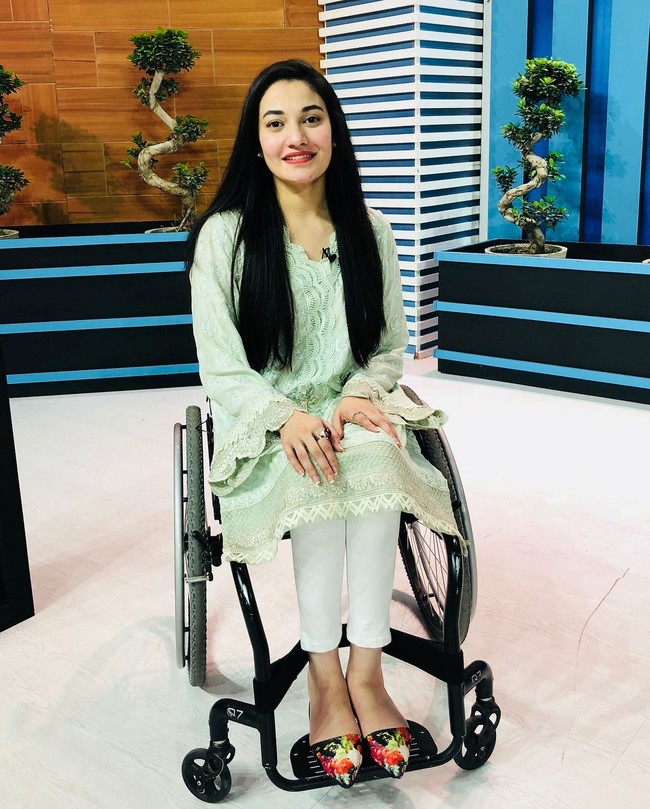Berusia 31 tahun, Muniba Mazari mengalami kecelakaan yang membuatnya harus duduk di kursi roda. Seperti dikutip BBC, peristiwa naas tersebut dialaminya pada 2007 saat dia naik mobil bersama pria yang saat itu masih menjadi suaminya, Khurram Shahzad. Foto: Instagram @muniba.mazari