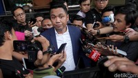 Selain itu, Insank menambahkan bahwa kliennya belum mendapatkan status penahanan dari Polda Metro. Jika pada akhirnya polisi menahan Ratna, Insank akan mengajukan penangguhan penahanan.