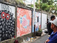 Warga menikmati hasil mural di Denpasar (Dok. Kadus Sesetan Denpasar)