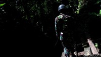 Mereka tampil dengan peralatan dan persenjataan lengkap.