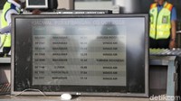 Sebuah layar menunjukkan jadwal keberangkatan pesawat dari Bandara Mutiara Sis Al Jufrie.