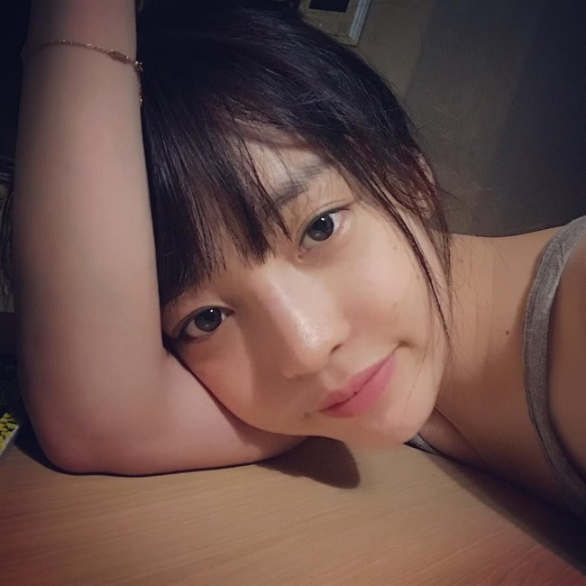 Goo Hara sering terlihat tak memakai makeup, karena itu salah satu caranya untuk menjaga kesehatan kulit. Menurutnya penting untuk mengistirahatkan kulit dari makeup sesekali dalam seminggu. Foto: Instagram/@koohara__