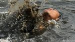 Serunya Berenang di Kanal Banjir Barat