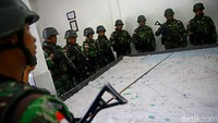Sebelum memulai misi patroli patok, para prajurit dari Satuan Tugas Pengamanan Perbatasan (Satgas Pamtas) RI-PNG dari Yonif Para Raider 501 Kostrad.