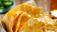 Nachos bukanlah makanan kekinian, kudapan ini bahkan sudah dijadikan snack sejak tahun 1943. Umumnya nachos dibuat dari adonan tepung jagung yang dicetak pipih yang kerap disebut tortila. Foto : instagram @daily_nacho_cheese