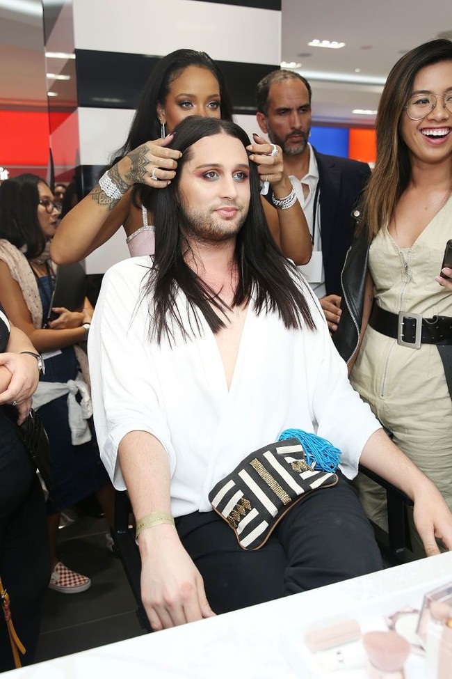 Selain makeup, Rihanna juga menata salah satu rambut fans. Foto: Getty Images