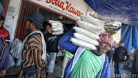Sejumlah warga beraktivitas di Pasar Manonda, Palu Barat, Sulawesi Tengah, Jumat (5/10).