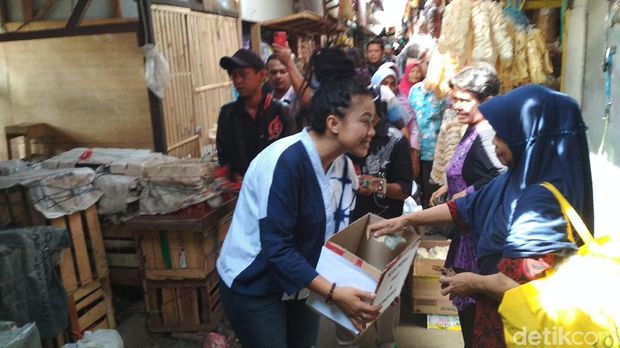 Peduli Sulteng, Pedangdut Pantura Ngamen di Pasar Cirebon