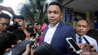 Di sela wawancara dengan awak media, Insank mengatakan bahwa kasus hoax yang menyeret nama Ratna Sarumpaet tak ada kaitannya dengan politik Indonesia. Insank juga mengatakan kliennya tak masuk dalam pasal yang disangkakan polisi yakni UU ITE.