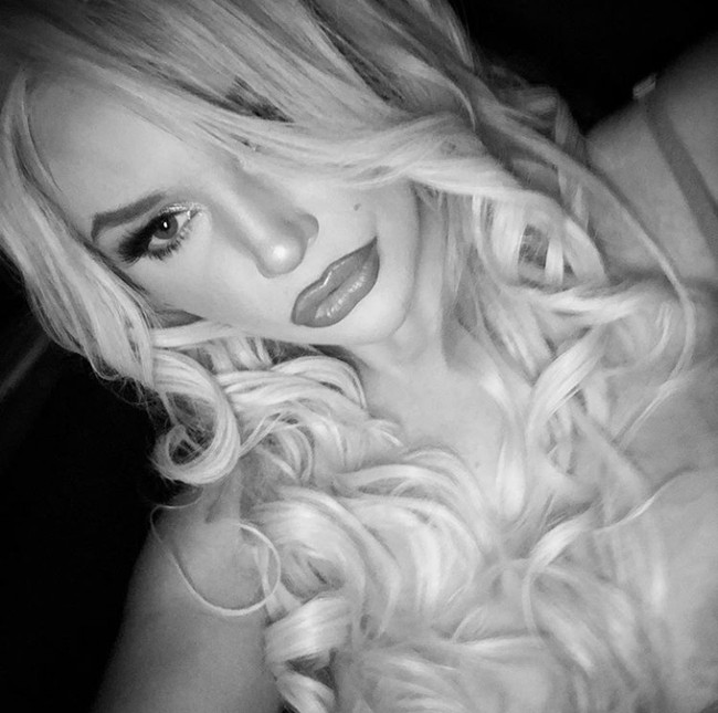 Courtney menjelaskan bagaimana pernikahannya di usia muda membuatnya tidak mengenal dirinya sendiri. Setelah populer aku tidak siap, dunia seperti juriku. Aku menyembunyikan diriku sebenarnya di balik masker pirang dan akhirnya kehilangan identitas, ucap Courtney.  Foto: Instagram