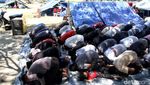 Warga Palu Gelar Salat Jumat di Pengungsian