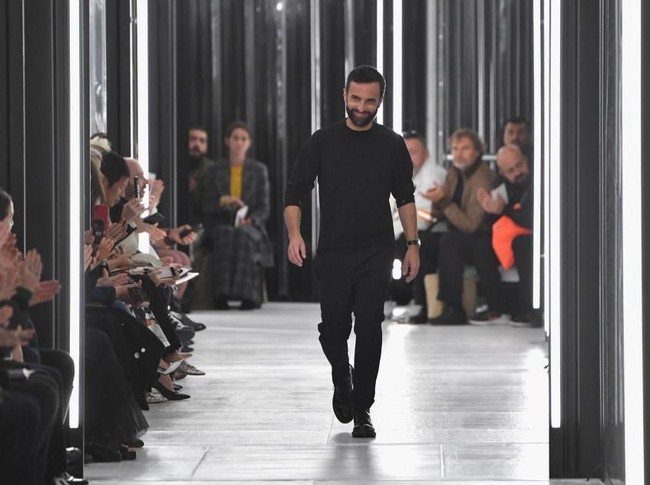 Nicolas Ghesquière saat menyapa para tamu di akhir fashion show. Tentang pemilihan model transgender itu, Nicholas sengaja memakai mereka untuk mempertegas konsep koleksinya yang bermain dengan ambiguitas dari gaya berbusana berdasarkan gender. (Foto: Pascal Le Segretain/Getty Images)