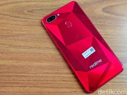 Unboxing Realme 2, Pendatang Baru yang Coba Usik Xiaomi