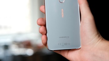 Ada pula sensor sidik jari, dukungan dual SIM Card dan baterai berkapasitas 3.060 mAh. Foto: Pocket Lint