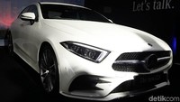 Mercedes-Benz CLS generasi ketiga ini menunjukkan karakternya melalui kontur grille yang melebar ke bawah.