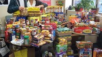 Tak hanya memiliki suara emas, Shawn juga memiliki hati emas. Ia ikut berdonasi, mengumpulkan makanan, seperti biskuit, sereal, susu, hingga selai untuk komunitas Food Bank. Foto: Instagram @shawnmendes