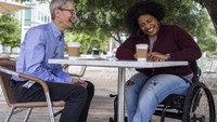 Tim Cook yang lahir pada 1 November 1960 ini dikenal sebagai pribadi yang ramah. Dalam kesehariannya, Tim Cook juga kerap berbagi momen dengan masyarakat. Seperti saat ngopi santai di bawah rimbunnya pohon ini. Foto: twitter @tim_cook