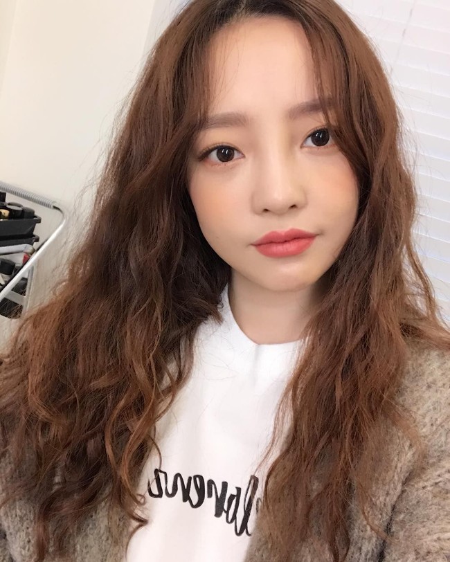 Salah satu langkah paling penting untuk mendapatkan kulit cantik bagi Goo Hara adalah membersihkan wajah. Ia selalu melakukan dua langkah. Pertama menggunakan cleansing oil, lalu dilanjutkan dengan facial foam.Foto: Instagram/@koohara__