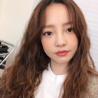 Salah satu langkah paling penting untuk mendapatkan kulit cantik bagi Goo Hara adalah membersihkan wajah. Ia selalu melakukan dua langkah. Pertama menggunakan cleansing oil, lalu dilanjutkan dengan facial foam.Foto: Instagram/@koohara__