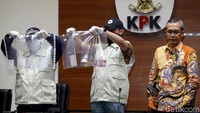 KPK juga menunjukkan barang bukti berupa uang tunai sebesar Rp 120 juta, bukti transaksi dan kartu ATM.