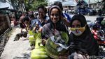 Warga Palu Antre Elpiji 3 Kg