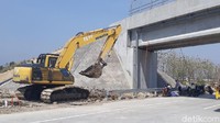 Alat berat terus bekerja di proyek tol tersebut.
