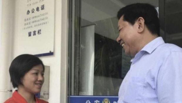 Seorang tukang sapu jalanan asal China, Li Man mengembalikan uang senilai 22.000 dolar Amerika Serikat
