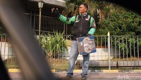Sejumlah driver ojek online (ojol) turun ke jalan menggalang dana untuk korban gempa dan tsunami di Palu, Sigi, dan Donggala.